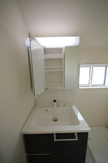 【独立洗面台】 | 【仲介手数料無料！！】府中市四谷４丁目　新築戸建て（全5棟）1号棟　4550万円