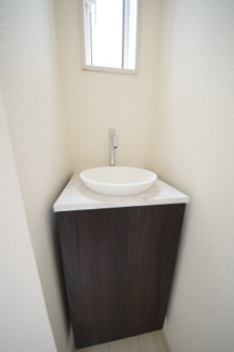 【洗面所】 | 【仲介手数料無料！！】府中市四谷４丁目　新築戸建て（全5棟）1号棟　4550万円 | 玄関ホール手洗器