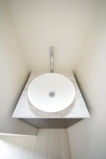 【洗面所】 | 【仲介手数料無料！！】府中市四谷４丁目　新築戸建て（全5棟）1号棟　4550万円 | 玄関ホール手洗器