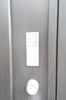 【防犯設備】 | 【仲介手数料無料！！】府中市四谷４丁目　新築戸建て（全5棟）1号棟　4550万円 | 玄関カードキー対応