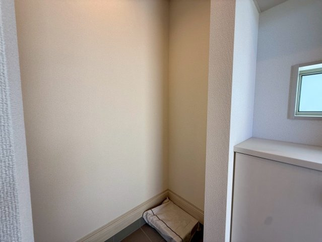 グラファーレ南城市玉城糸数 3期・1号棟の収納|ベビーカーや自転車もそのまま収納できる広々玄関からシューズクロークへ／玄関収納付き