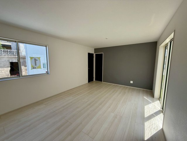 グラファーレ南城市玉城糸数 3期・1号棟の居間・リビング|二面採光で明るく広々としたLDK17帖／お洒落なアクセントクロス◎