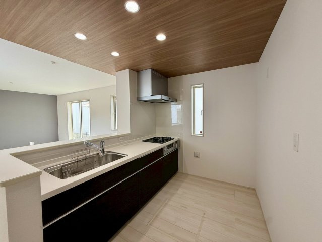 グラファーレ南城市玉城糸数 3期・1号棟のキッチン|料理をしながら会話も弾む対面式のシステムキッチン／換気窓＆床下収納付き