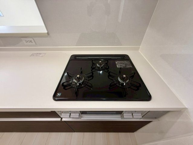 グラファーレ南城市玉城糸数 3期・1号棟のキッチン|ガスコンロ３口