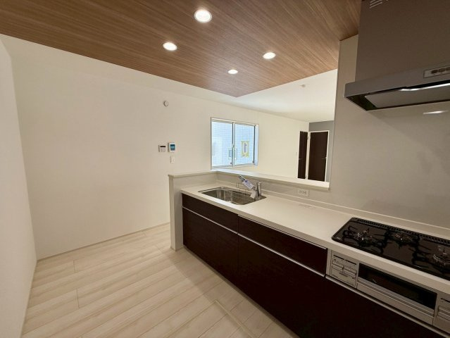 グラファーレ南城市玉城糸数 3期・1号棟のキッチン|奥行きがあり家事が捗る対面式のシステムキッチン