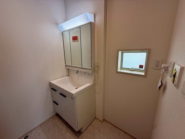 グラファーレ南城市玉城糸数 3期・1号棟の独立洗面台|ハンドシャワー付き洗面化粧台＆洗濯機置場・換気窓付き