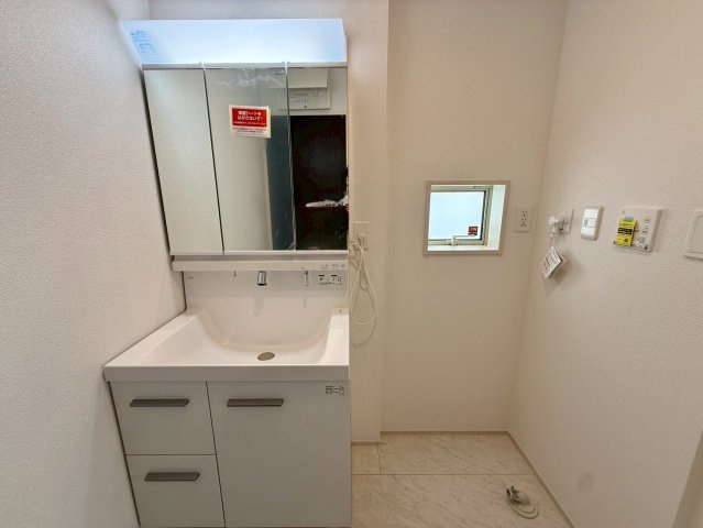 グラファーレ南城市玉城糸数 3期・1号棟の独立洗面台|ハンドシャワー付き洗面化粧台＆洗濯機置場・換気窓付き