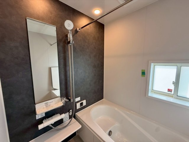 グラファーレ南城市玉城糸数 3期・1号棟の浴室|換気乾燥暖房機ユニットバス／物干し竿＆全身鏡付き