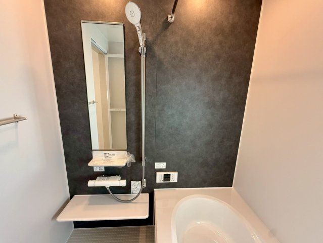 グラファーレ南城市玉城糸数 3期・1号棟の浴室|換気乾燥暖房機ユニットバス／物干し竿＆全身鏡付き＆カウンター