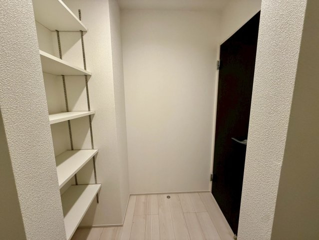 グラファーレ南城市玉城糸数 3期・1号棟の収納|１階玄関近くの階段脇にある、可動式棚付きで大容量のファミリークローゼット