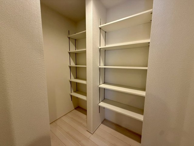 グラファーレ南城市玉城糸数 3期・1号棟の収納|１階玄関近くの階段脇にある、可動式棚付きで大容量のファミリークローゼット