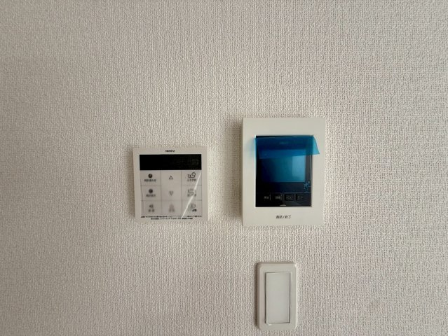 グラファーレ南城市玉城糸数 3期・1号棟の防犯設備|インターフォーンパネル＆ガス給湯器リモコン