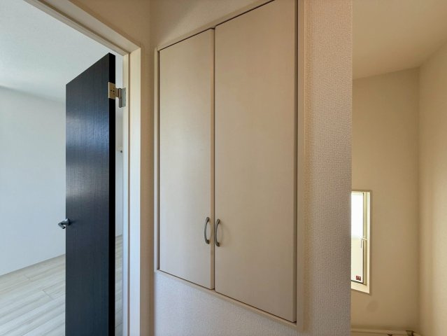 グラファーレ南城市玉城糸数 3期・1号棟の収納|２階廊下に設置された収納スペース