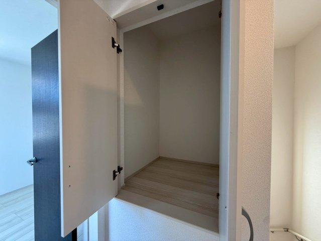 グラファーレ南城市玉城糸数 3期・1号棟の玄関|２階廊下に設置された収納スペース