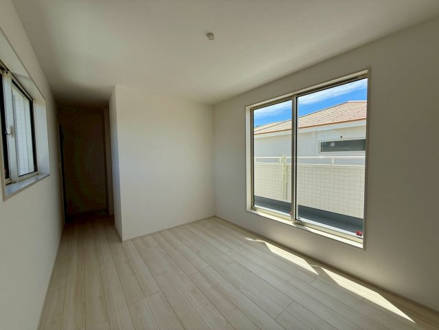 グラファーレ南城市玉城糸数 3期・1号棟の洋室|２階主寝室7.25帖・バルコニー出入口＋WIC