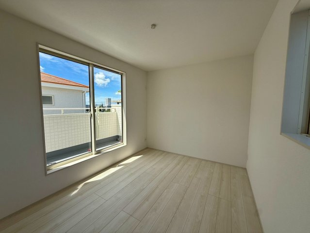 グラファーレ南城市玉城糸数 3期・1号棟の洋室|２階主寝室7.25帖・バルコニー出入口＋WIC