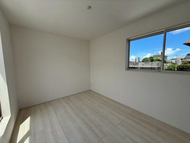 グラファーレ南城市玉城糸数 3期・1号棟の洋室|二面採光の２階主寝室7.25帖