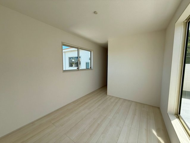 グラファーレ南城市玉城糸数 3期・1号棟の洋室|二面採光の２階主寝室7.25帖