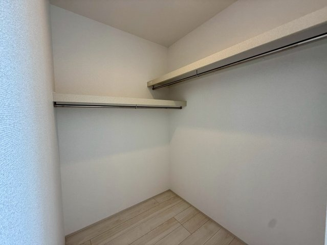 グラファーレ南城市玉城糸数 3期・1号棟の収納|２階主寝室7.25帖に設置された、季節物の入れ換えが楽々な大容量のWIC