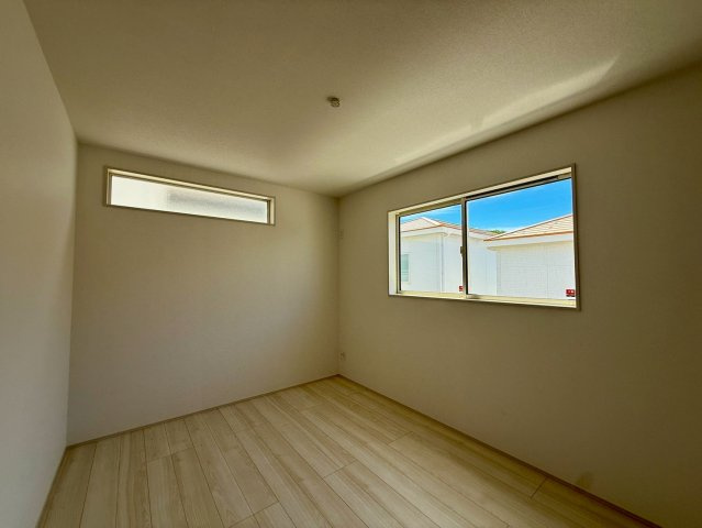 グラファーレ南城市玉城糸数 3期・1号棟の洋室|二面採光の２階洋室６帖①