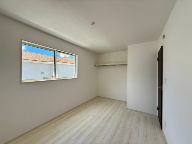 グラファーレ南城市玉城糸数 3期・1号棟の洋室|二面採光の２階洋室６帖①オープンクローゼット