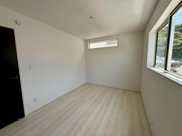 グラファーレ南城市玉城糸数 3期・1号棟の洋室|二面採光の２階洋室６帖①