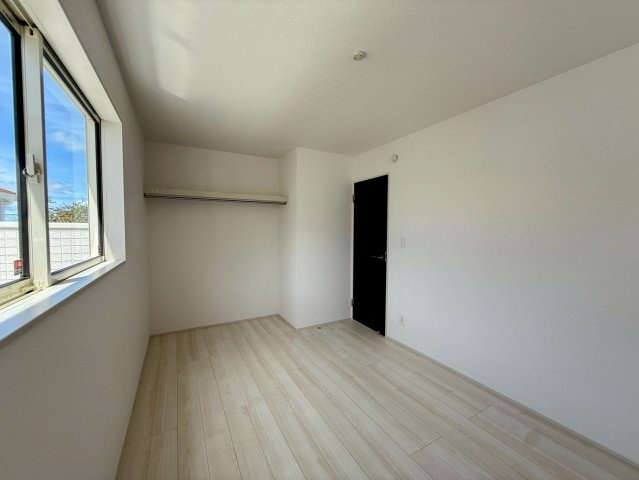 グラファーレ南城市玉城糸数 3期・1号棟の洋室|二面採光の２階洋室６帖①オープンクローゼット