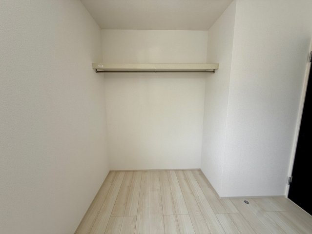 グラファーレ南城市玉城糸数 3期・1号棟の収納|２階洋室６帖①に設置されたオープンクローゼット