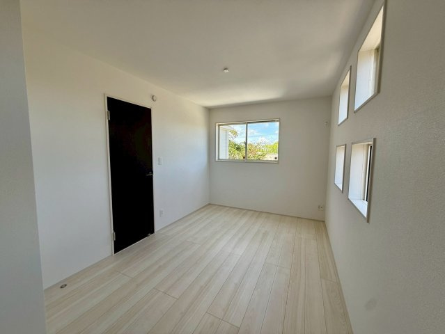 グラファーレ南城市玉城糸数 3期・1号棟の洋室|二面採光の２階洋室６帖②