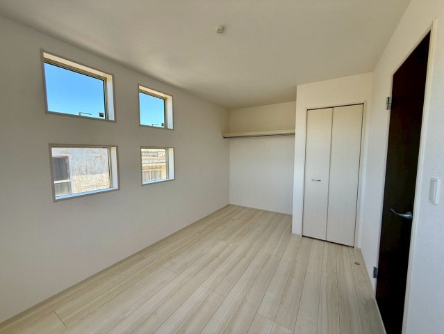 グラファーレ南城市玉城糸数 3期・1号棟の洋室|二面採光の２階洋室６帖②オープンクローゼット＋クローゼット