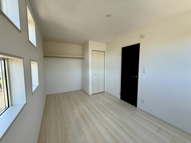 グラファーレ南城市玉城糸数 3期・1号棟の洋室|二面採光の２階洋室６帖②オープンクローゼット＋クローゼット