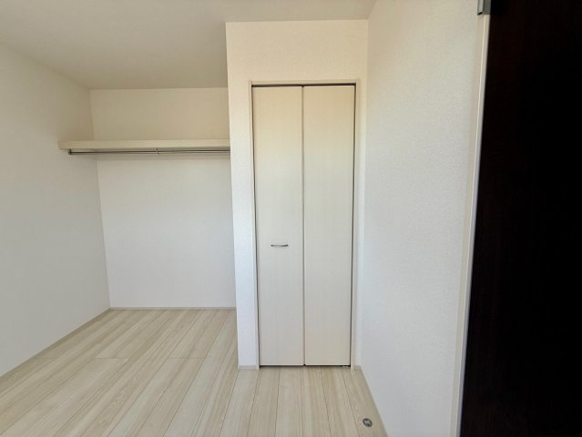 グラファーレ南城市玉城糸数 3期・1号棟の収納|２階洋室６帖②に設置されたオープンクローゼット＆クローゼット