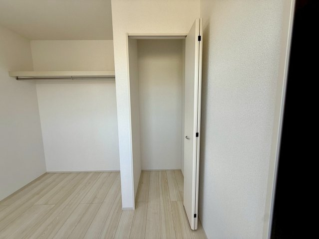 グラファーレ南城市玉城糸数 3期・1号棟の収納|２階洋室６帖②に設置されたオープンクローゼット＆クローゼット