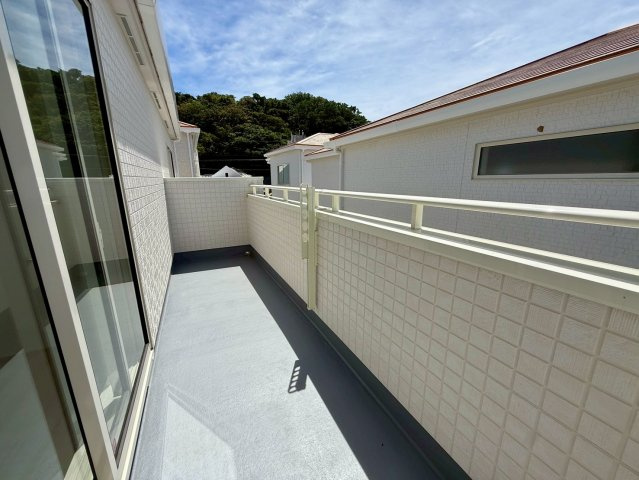 グラファーレ南城市玉城糸数 3期・1号棟のバルコニー|横幅のある用途多彩なバルコニー