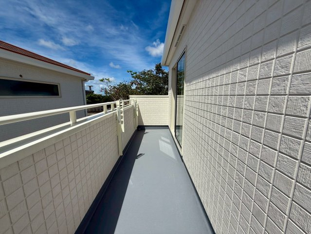 グラファーレ南城市玉城糸数 3期・1号棟のバルコニー|横幅のある用途多彩なバルコニー