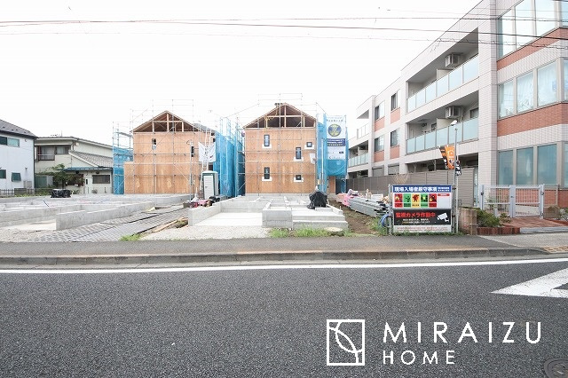 【周辺】 | 高級感漂う洗面台です。鏡の後ろの収納棚もとても充実しております。コスメが大好きな奥様も、女子力高いご主人様もきっとご満足いただける収納力です。三面鏡なので、ヘアセットにも便利です。
