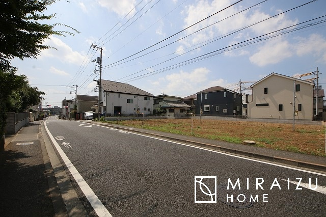 【周辺】 | いってきます♪ただいま♪明るい声が聞こえてきそうな玄関。ナチュラルなカラーがとても清潔感のある造りです♪
