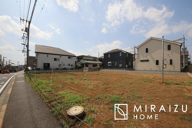 【周辺】 | プライベートの空間もみんなで過ごす空間も両社兼ね備えたつくりです。階段には安全性を配慮し、手すりを設置。太陽の光と風が心地良い窓も付いた内装です。
