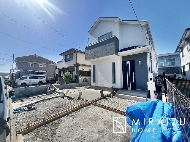 【外観】 | 青く澄み渡った綺麗な空と、陽の光をたっぷりと受ける、そんな新築住宅で新生活をスタートしてみませんか？見学・ご相談等、ミライズホーム(株)までお気軽にご連絡下さい。