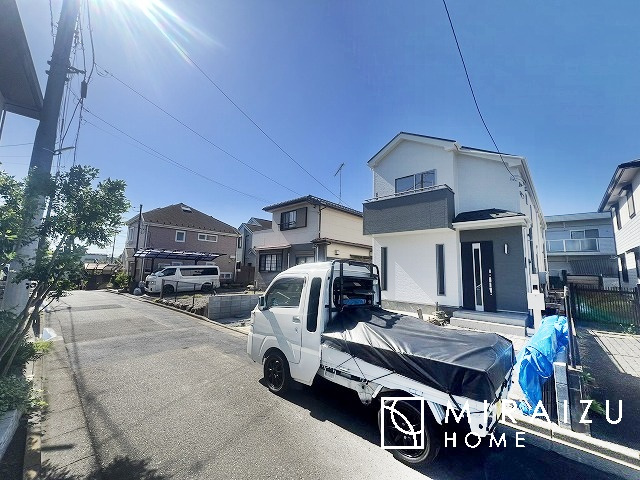 【外観】 | 陽当たりが心地の良いリビング空間です。日中はカーテンを開けて自然な光を取り込みリラックスして過ごしたいですね、照明器具もセンスの良いものを使いたいですね。
