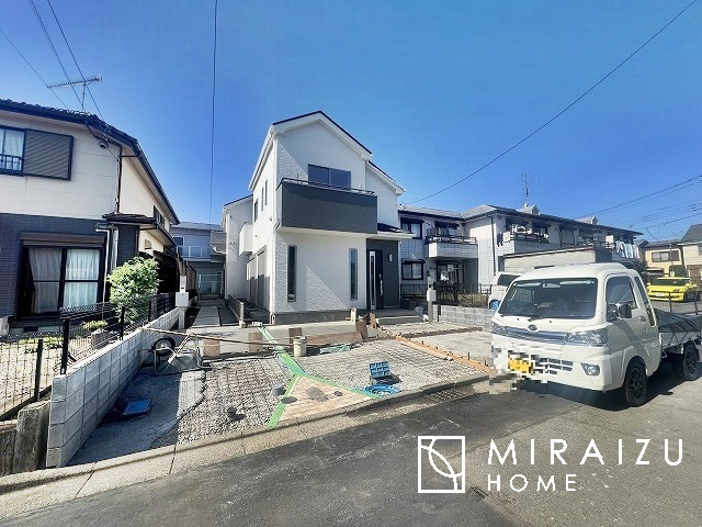 【周辺】 | 明るい光が取り入れられる空間設計のリビングです。インテリア配置もしやすい間取りです。壁や床の色と合わせて落ち着いたインテリアも選びたいですね♪グリーンを飾っても素敵だと思います。
