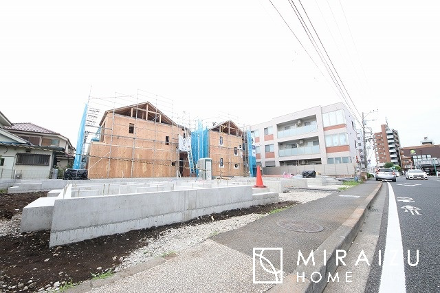 【周辺】 | スッキリとした形が上品な広々ワイドキッチンです。レンジフードもすっきりとした造りなので圧迫感もございません。窓もあり明るい空間の中で毎日お料理することが可能です。収納スペースも広いのが嬉しいですね。
