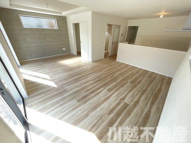 新河岸駅まで徒歩１３分の居間・リビング|買主様を支えるプロがいる