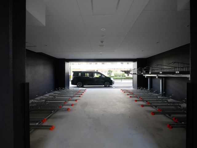 セレニテ新大阪ミラク壱番館の駐車場