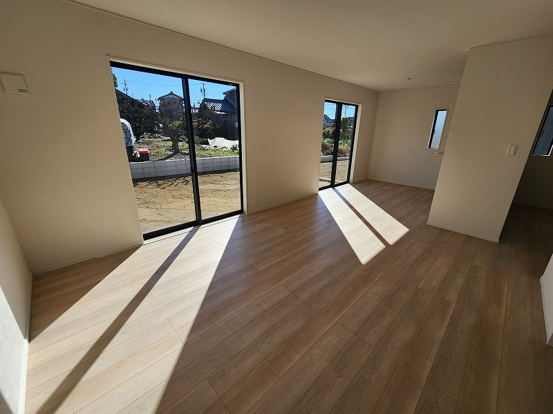 小牧市大字池之内　新築戸建　５号棟の居間・リビング|ゆったり過ごせるリビングです