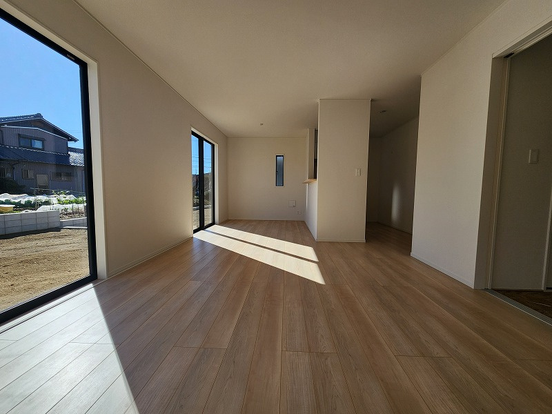 小牧市大字池之内　新築戸建　５号棟の居間・リビング|ゆったり過ごせるリビングです