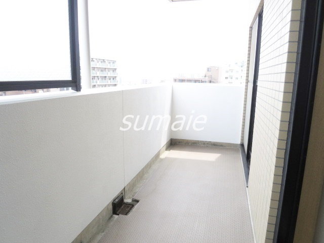 フクロク・ハイ・マンション３号館のバルコニー|三面バルコニーで洗濯物便利です☆