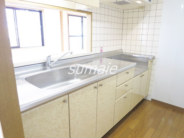 フクロク・ハイ・マンション３号館のキッチン|明るいキッチンスペースです♪