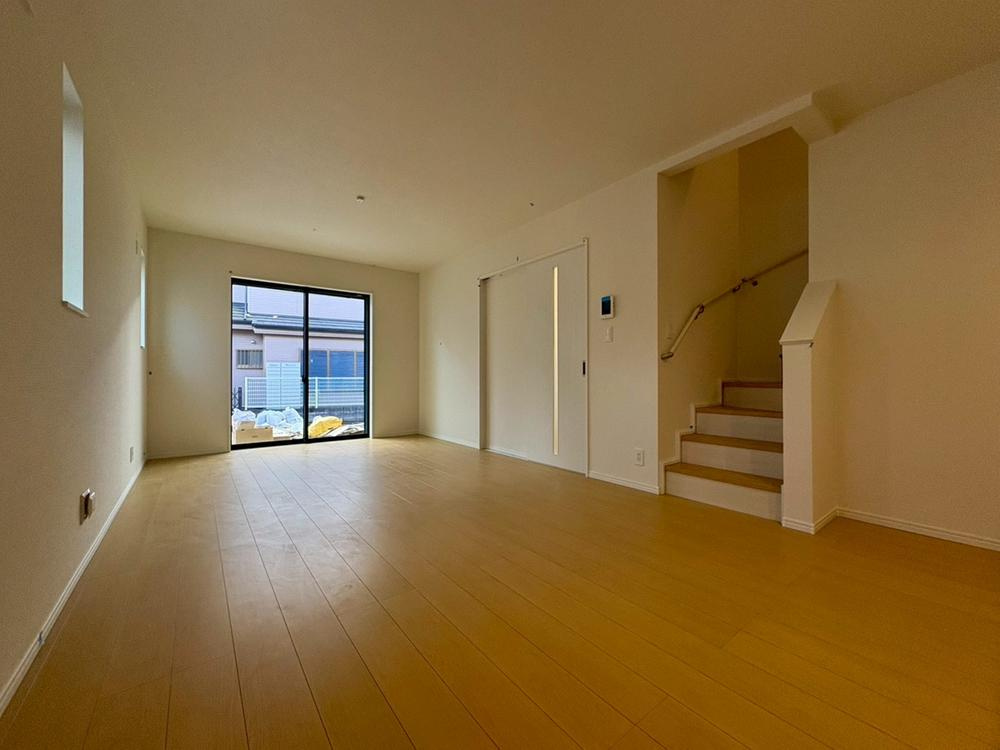 【Heartfull Town】東大和南街７期の居間・リビング|家族のつながりを大切にできるリビングイン階段のLDK。帰宅やお出かけのたびに自然と顔を合わせ、会話が生まれる温かな住まい。見守りにも安心の間取りです。