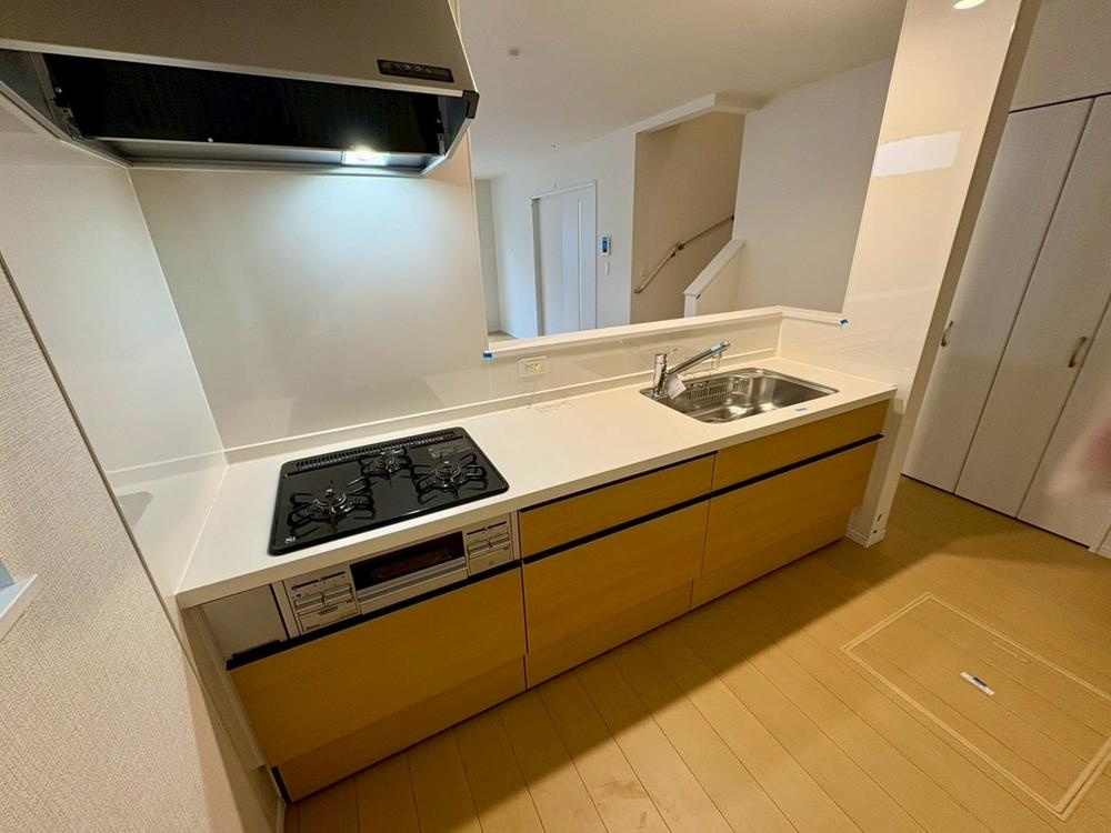 【Heartfull Town】東大和南街７期のキッチン|家事の効率を高める対面式キッチン。ダイニングとの距離が近く、配膳や片付けがスムーズに。家族との会話も弾む、快適で心地よい暮らしを叶えます